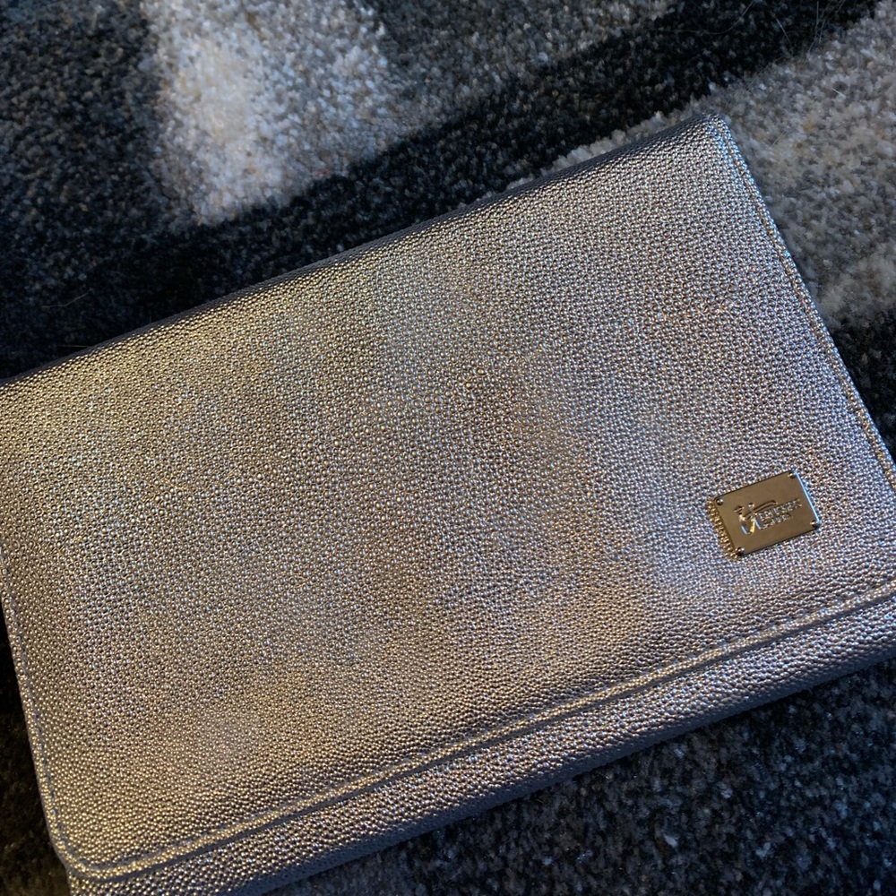 IT COSMETICS SILVER GLAM BAG (never used!)